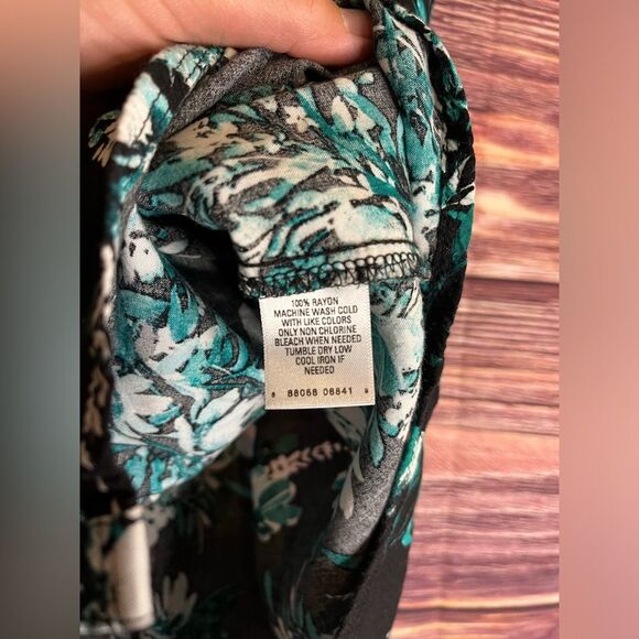 Great Northwest Indigo Flower Sleeveless Button up Shirt. Size Large. - Picture 4 of 5